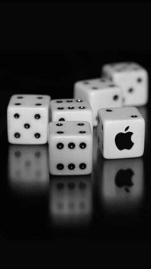 白色骰子上有Apple標誌，放在反光的黑色表面上。 — iPhone 7 Plus 壁紙