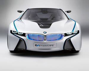 未來感白色BMW i Vision電動車，帶有發光藍色格柵和車頭燈。