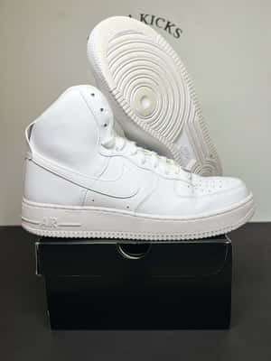 白色Nike Air Force 1高筒運動鞋放在黑色鞋盒上，鞋底可見。