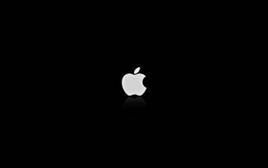 銀色Apple標誌在黑色背景上帶倒影
