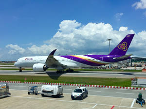 泰國航空飛機在藍天白雲下的機場停機坪上