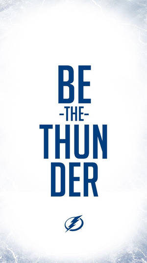 在有紋理的白色背景上，坦帕灣閃電隊標誌與勵志文字「Be the Thunder」。