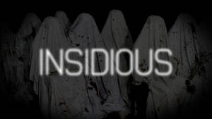 穿著污損白布的鬼魂，發光的「INSIDIOUS」字樣。 — 白色美學gif 壁紙