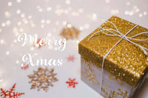 金色禮物盒配白色絲帶，被雪花和燈光圍繞，帶有Merry Xmas文字。