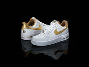 白色Nike Air Force 1運動鞋，帶金色細節，反光黑色表面。