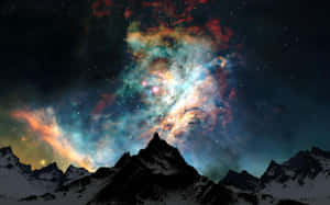 白雪覆蓋的山脈，下方是色彩繽紛的星雲和星空 — 銀河系 壁紙