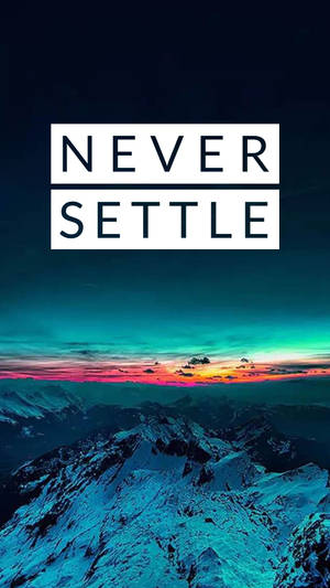 日落時分的雪山峰頂，附有文字 never settle — OnePlus 壁紙