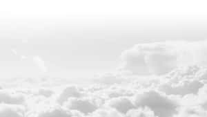 在雲層之上，俯瞰一片柔軟白雲的海洋，伴隨著柔和的陽光。
