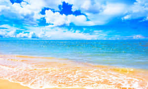 陽光明媚的海灘，藍綠色的海浪在金色沙灘上翻滾，上方是明亮的藍天和白雲。 — 雲朵 壁紙