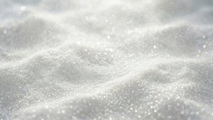 柔軟白雪閃爍著光芒，捕捉陽光形成輕柔雪堆