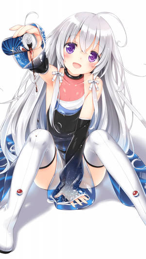 銀髮動漫女孩從藍色罐子倒出深色液體，坐著。