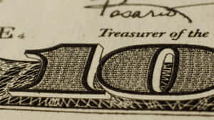 一個單色寶箱，標有「Treasurer of the」字樣，並重複出現USA100文字。 — 本傑明·富蘭克林 壁紙