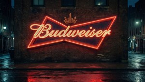 Budweiser霓虹燈招牌在雨夜城市的磚牆上發光。