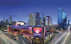 Crown 賭場在夜晚亮起燈光，伴隨移動車輛的光軌。 — 道路 壁紙