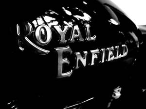 電單車油缸上閃亮鍍鉻 Royal Enfield 標誌，黑白。 — 皇室 壁紙