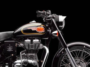 黑色 Royal Enfield 電單車近距離特寫，帶有鍍鉻細節和橙色標誌。 — 皇室 壁紙