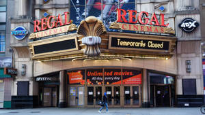 一個Regal Cinemas戲院入口標示為暫時關閉，有一個人走過。