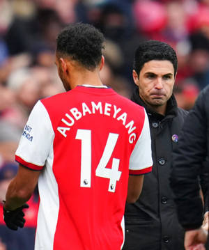 足球員Aubameyang 14在比賽中與教練交談。