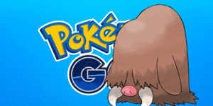 一隻有獠牙和粉紅色鼻子的棕色寶可夢，旁邊是 Pokémon GO 標誌。