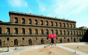 大型石建築，拱形窗戶，廣場上的人們在陽光普照的日子。 — 建築 壁紙