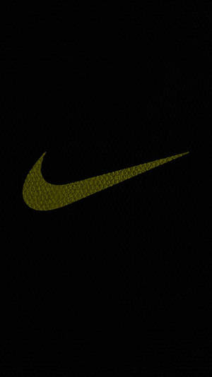 橄欖綠色Nike Swoosh標誌在黑色紋理背景上。