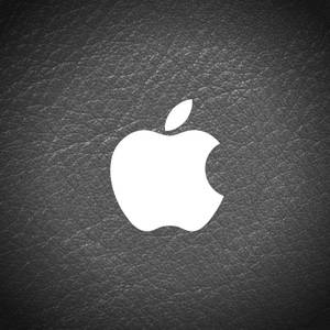 黑色皮革背景上的白色Apple標誌