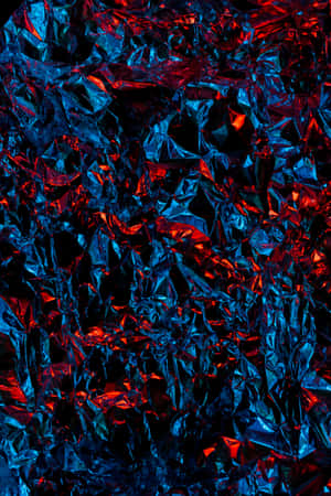 帶有藍色和紅色霓虹燈光的抽象皺巴巴箔紙。 — POCO Pad 壁紙