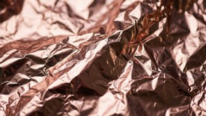 皺巴巴的玫瑰金箔，帶有反射高光和柔和陰影。 — 玫瑰金 壁紙