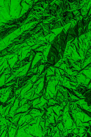 特寫皺紋綠色金屬箔紙，帶有銳利的摺痕和反射亮點。 — 綠色美學 壁紙