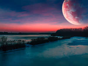 暮色中的冰凍湖泊，天空有一顆巨大的紅色行星。