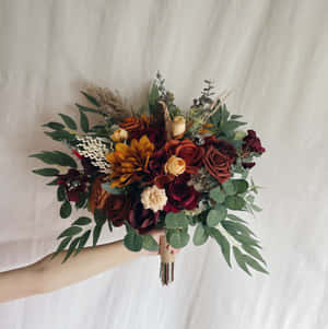 手拿著色彩豐富的秋日婚禮花束，有紅玫瑰和綠葉。 — 唯美花朵動圖 壁紙