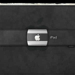 黑色皮革iPad保護套，配有銀色Apple標誌扣環。