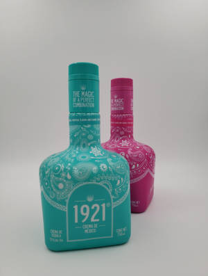 兩瓶1921年龍舌蘭酒瓶，藍綠色和粉紅色，帶有佩斯利圖案，白色背景