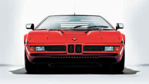 紅色BMW M1跑車在工作室中帶有戲劇性陰影。