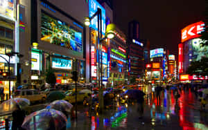 東京夜雨，閃爍的霓虹招牌和撐傘的人們。
