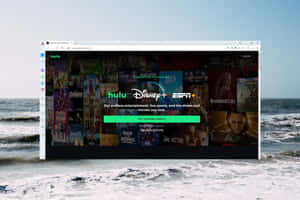 電腦屏幕在海浪上方顯示 Hulu Disney+ ESPN+ 捆綁套裝廣告。