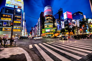 夜晚繁忙的東京街道，有發光招牌和濕漉漉的斑馬線。