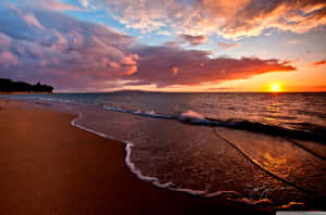 海洋上的夕陽，海浪沖刷沙灘