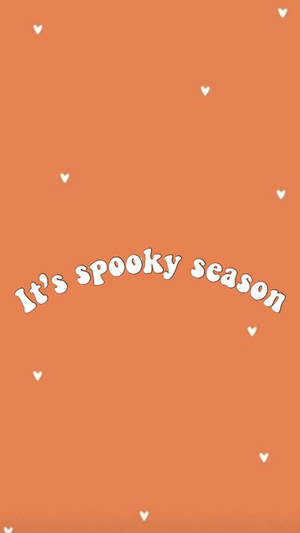 橙色背景配白色心形及spooky season文字