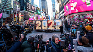 除夕人群在時代廣場慶祝2023年，手持相機和發光標誌。 — 紐約市 壁紙