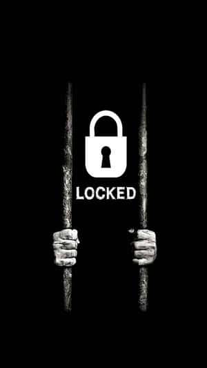 手抓住監獄鐵欄杆，上方中央有一個掛鎖和locked字樣。
