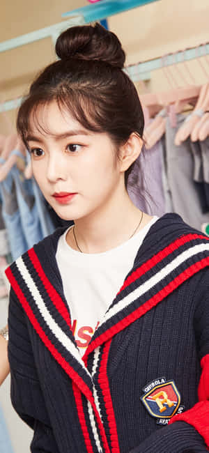 穿著條紋開襟衫的年輕女性在店內瀏覽衣服。