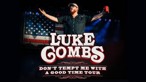 Luke Combs 在舞台上現場表演，高舉雙臂，手持紅色杯子。