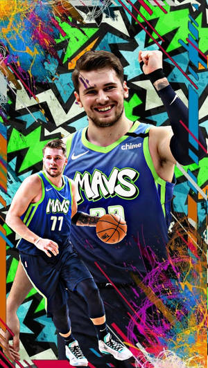 兩名 Mavericks 籃球運動員在塗鴉背景下拿著籃球慶祝。