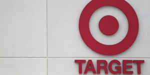白色瓷磚外牆上的紅色Target零售店標誌。