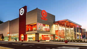 黃昏時的Target零售店，亮著招牌和玻璃外牆。