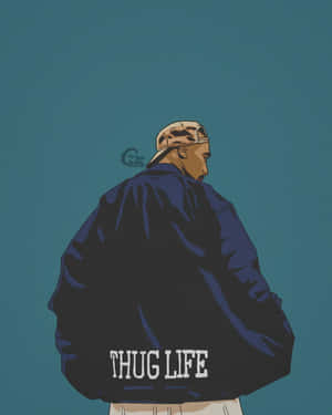 身穿藍色外套、背後有「THUG LIFE」文字、戴帽子的男性