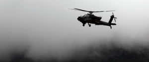 軍用直升機在黃昏時分飛越霧氣籠罩的森林。 — 直升機 壁紙