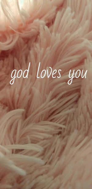 粉紅色蓬鬆質感，帶有手寫訊息 god loves you。