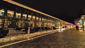 雪地車站中的宏偉北極特快列車，發光的窗戶和節日燈光。